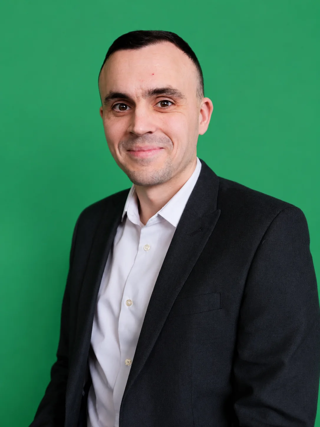 Portrait of Oliver Holmes, Managing Director at Osiris IT.